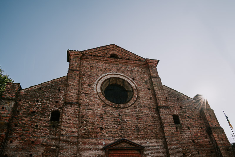 Chiesa con cielo azzurro, festa Battesimo