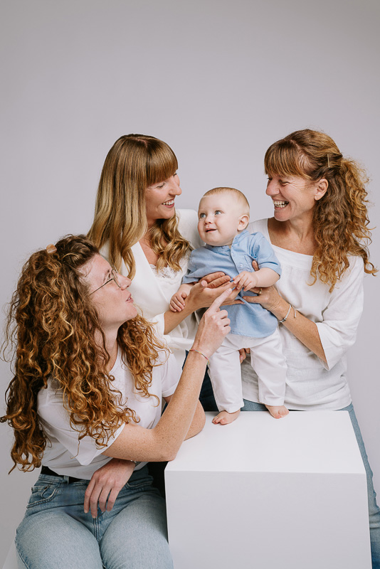 Foto di famiglia in studio fotografico professionale