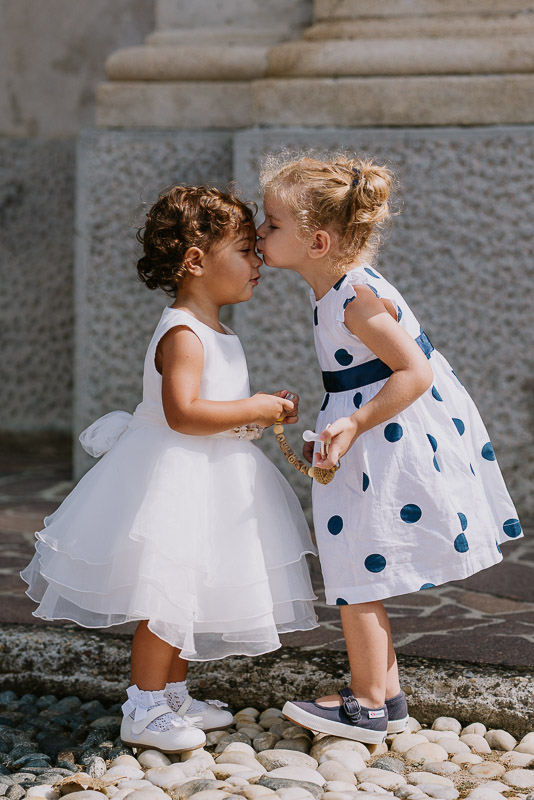 Servizio Fotografico Battesimo, due bambine che giocano