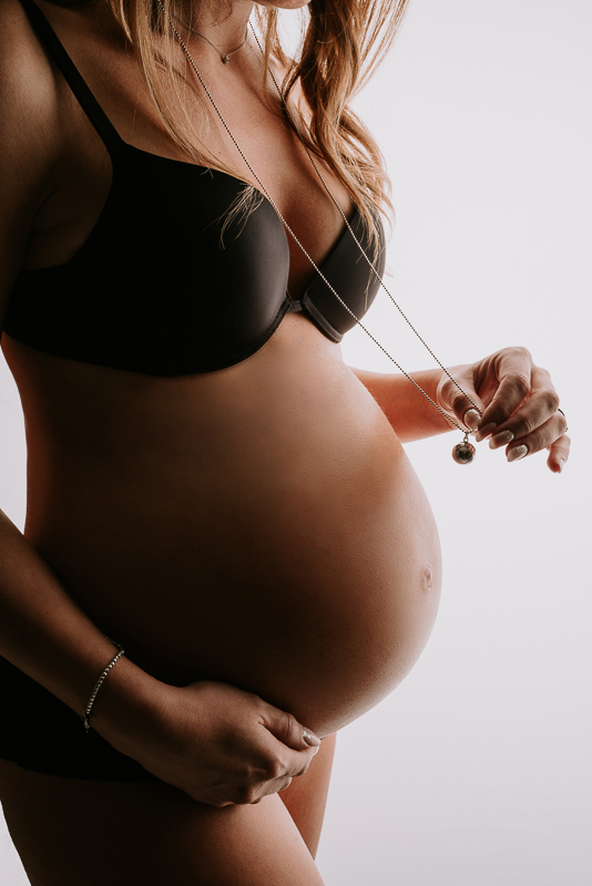 Shooting Maternity con accessori in uno studio fotografico